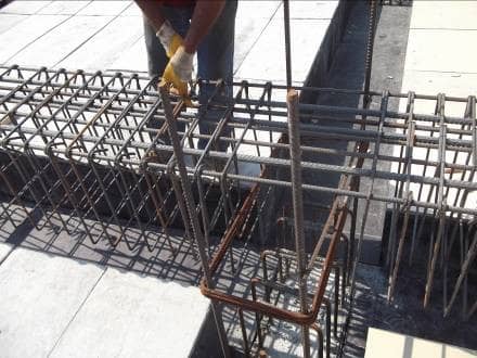 Kirişlerin üzerinde hazırlanan demir donatı.
