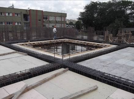 2 bloğun birleştiği yerde kule vinç için bırakılan boşluk.