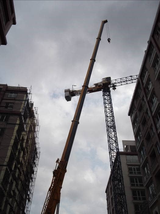 Kule vinç ve onu sökmeye gelen mobil vinç