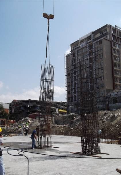 Daha önceden hazırlanmış kolon demirlerinin vinç vasıtasıyla yerlerine yerleştirilmesi