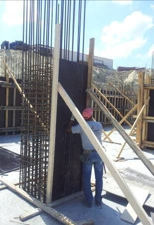 Kolon kalıplarının ayaklar üzerine yerleştirilmesi