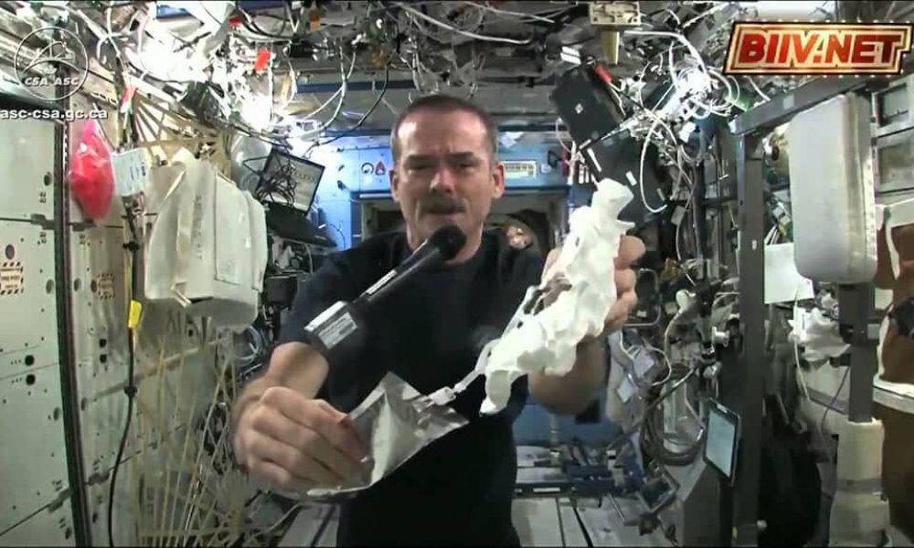 Uzayda ıslak havlu sıkmak