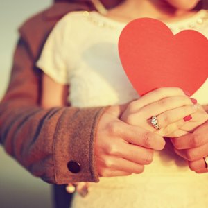 Alyans (Evlilik Yüzüğü) Neden Dördüncü Parmağa Takılır?