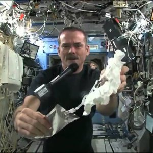 Uzayda ıslak havlu sıkmak